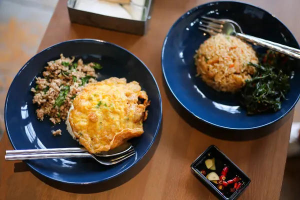 Thai Food Rice Fried domuz tatlı fesleğen ile tepesinde.