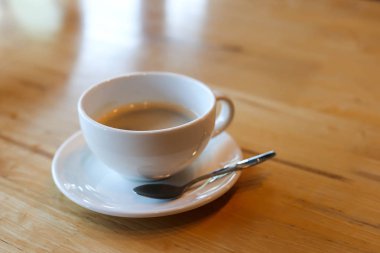 Sıcak kahve ve güneşli tarafı yumurta, pastırma ile Amerikan kahvaltısı