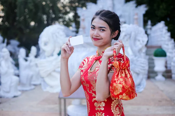 아름다운 아시아 여자 보유 달러 또는 돈 와 운이 좋은 주머니 — 스톡 사진