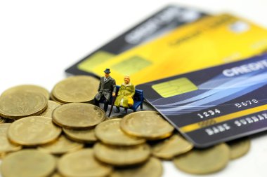 Minyatür insanlar: kredi kartı ve yığın sikke ile işadamı,