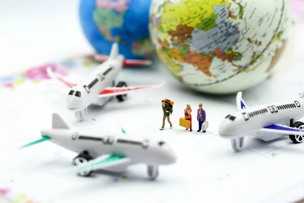 Personas en miniatura: sentado con el avión, para viajar alrededor de la w — Foto de Stock