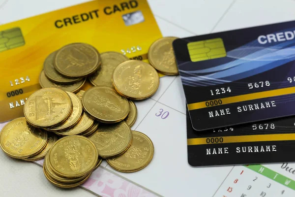 Kreditní karta s Hromáky mincí zlatá třpyta pozadí. Fin — Stock fotografie
