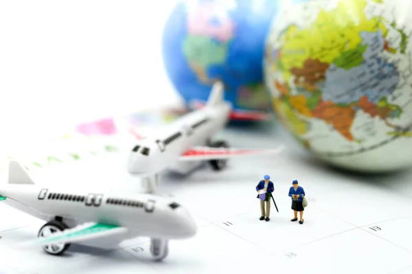 Personas en miniatura: sentado con el avión, para viajar alrededor de la w — Foto de Stock