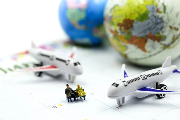 Personas en miniatura: sentado con el avión, para viajar alrededor de la w — Foto de Stock