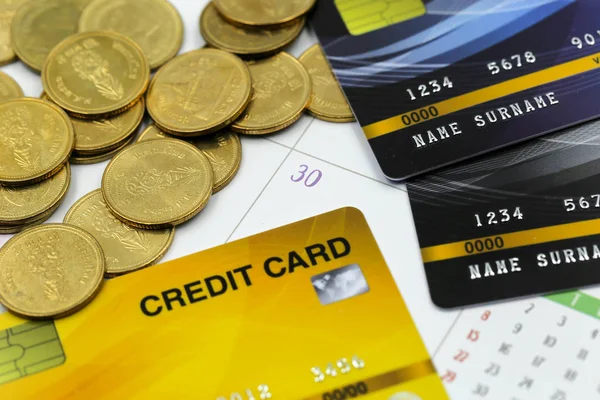 Kreditní karta s Hromáky mincí zlatá třpyta pozadí. Fin — Stock fotografie