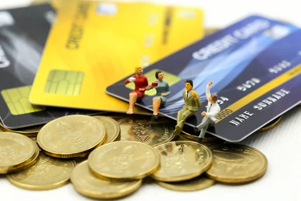 Miniaturní lidé: podnikatel s kreditními kartami a mincemi, — Stock fotografie