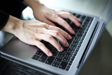 Dizüstü bilgisayarda yazma ile çalışan iş kadınların Yakın bir boş
