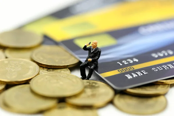 Miniaturní lidé: podnikatel s kreditními kartami a mincemi, — Stock fotografie