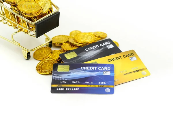 Carrito de compras con tarjetas de crédito y pilas de dinero de monedas, shoppi —  Fotos de Stock
