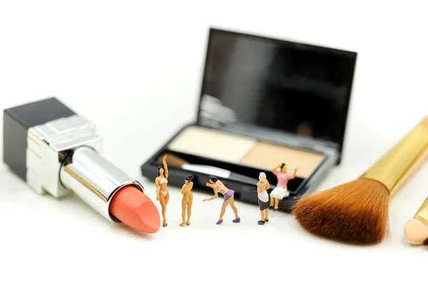 Miniature people : beautiful woman and friend with Makeup produc — Stock Photo, Image