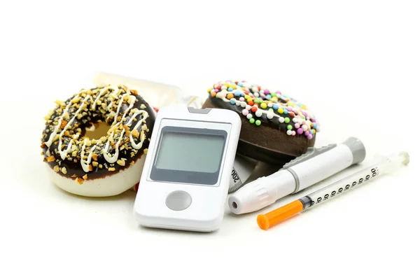 Glukos mätaren diabetes test och spruta med måttband och — Stockfoto