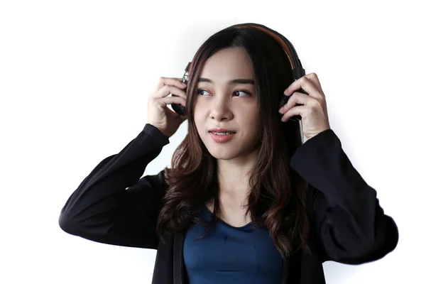 Bonita mulher asiática vestindo fone de ouvido e ouvindo mus — Fotografia de Stock