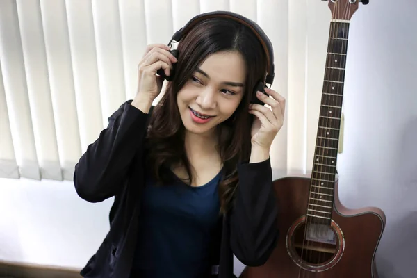 Pretty beautiful asian woman wearing headphone and listening mus — Stock Photo, Image