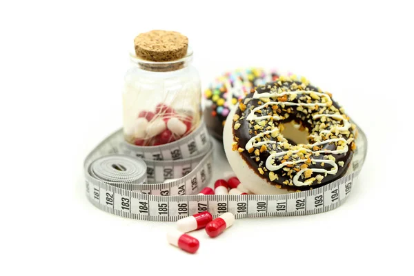 도넛 테이프 와 약 캡슐 의약,다이어트를 측정하 — 스톡 사진