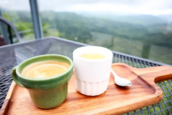 Tasse de café et de thé dans le beau ciel des montagnes, travelin — Photo