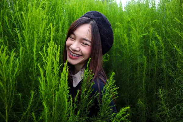 Retrato de um jovem bela mulher ásia no jardim ela é bonito — Fotografia de Stock