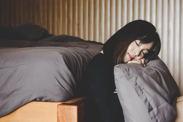 Asiatisch schön frau traurig allein und deprimiert, emotionen, vintage s — Stockfoto