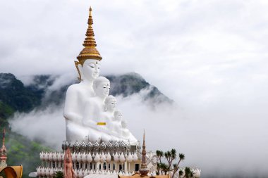 Blue SK üzerinde Budizm, Pha hid Kaew Tapınağı Buddha üzerinde Mist clound