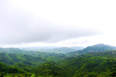 Güzel clounds ve sis kapsama birden dağlar vadi, tra