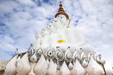 Blue SK üzerinde Budizm, Pha hid Kaew Tapınağı Buddha üzerinde Mist clound