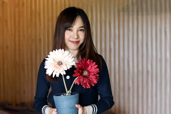 Beleza mulher asiática bonito menina se sentir feliz sorrindo aproveitando o tempo em — Fotografia de Stock
