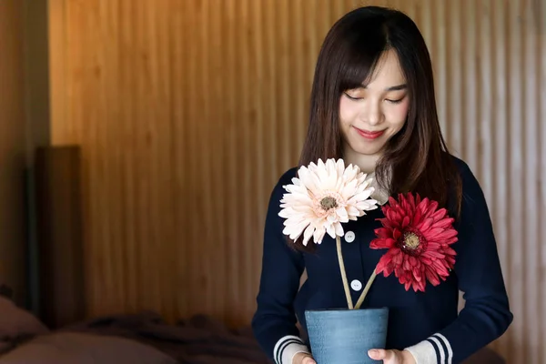 Beleza mulher asiática bonito menina se sentir feliz sorrindo aproveitando o tempo em — Fotografia de Stock