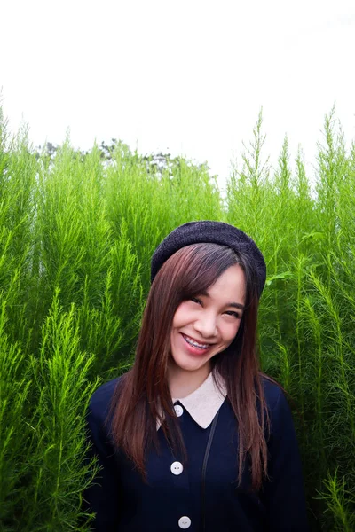 Portrait d'une jeune belle femme asiatique dans le jardin, Elle est mignonne — Photo