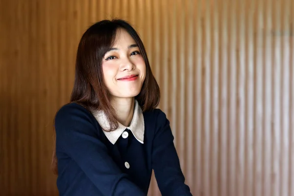 Beleza mulher asiática bonito menina se sentir feliz sorrindo aproveitando o tempo em — Fotografia de Stock