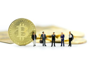 Minyatür insanlar : Bitcoins ile İşadamı ekibi , kredi kartı  