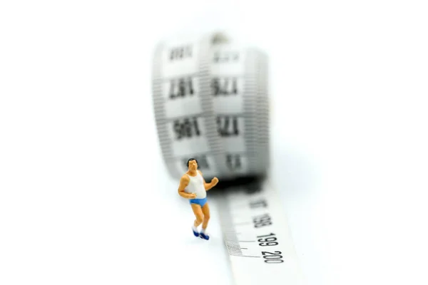 Personas en miniatura: corredores de maratón con cinta métrica, trotar — Foto de Stock