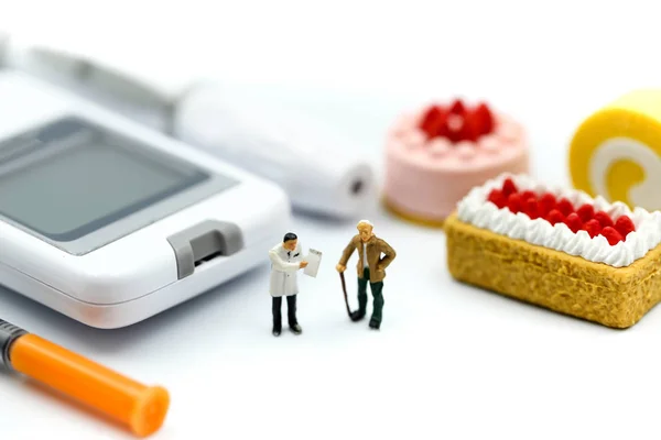 Minyatür insanlar : Doktor ve hasta glukoz metre diabete ile