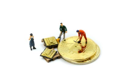 Minyatür insanlar : madenci İşçi Adam beyaz ba Bitcoin kazma