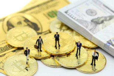Minyatür insanlar : Bitcoins ile İşadamı ekibi , kredi kartı  