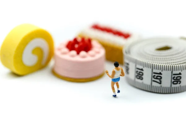 Pessoas em miniatura: corredores de maratona com fita métrica de Sweet — Fotografia de Stock