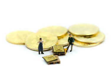 Minyatür insanlar : madenci İşçi Adam beyaz ba Bitcoin kazma