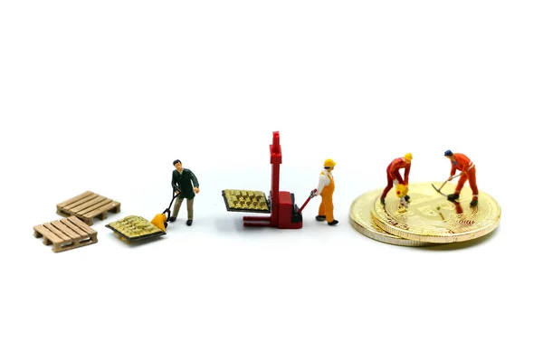 Miniaturmenschen: Bergarbeiter gräbt Bitcoin auf weißem Grund — Stockfoto