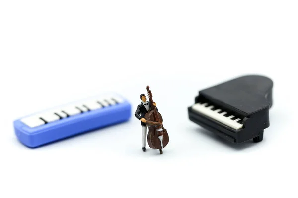 Minyatür insanlar : piyanist piyano ve Kemancı Man, playi çalma