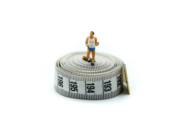 Personas en miniatura: corredores de maratón con cinta métrica, trotar — Foto de Stock