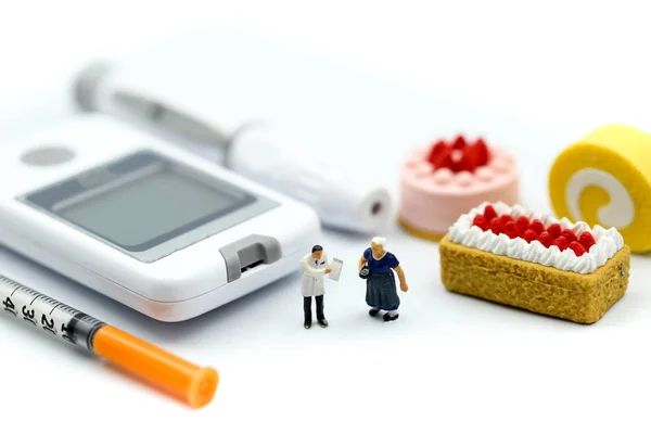 Personas en miniatura: Médico y paciente con diabetes medidor de glucosa —  Fotos de Stock