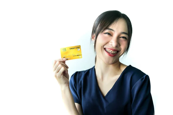 초상화 아시아 미소 여자 와 신용 카드, 행복 하기 — 스톡 사진