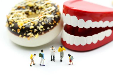 Minyatür insanlar : Doktor diş hekimi öğrenci ve çocuk hakkında konuşuyor