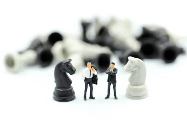 Minyatür insanlar : satranç ile iş takımı strateji eğitimi, ta