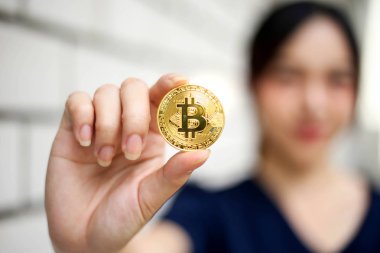 Bitcoin altın c tutan İş kadını ile odak seçici