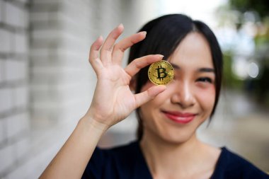 Bitcoin altın c tutan İş kadını ile odak seçici