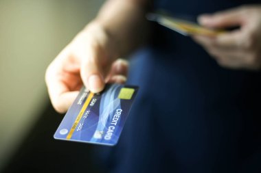 El ile tuttulen kredi kartının kapatılması, odak seçici, Konsept