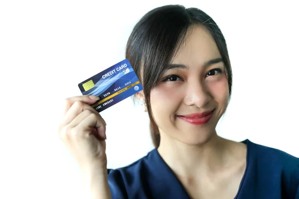 초상화 아시아 미소 여자 와 신용 카드, 행복 하기 — 스톡 사진