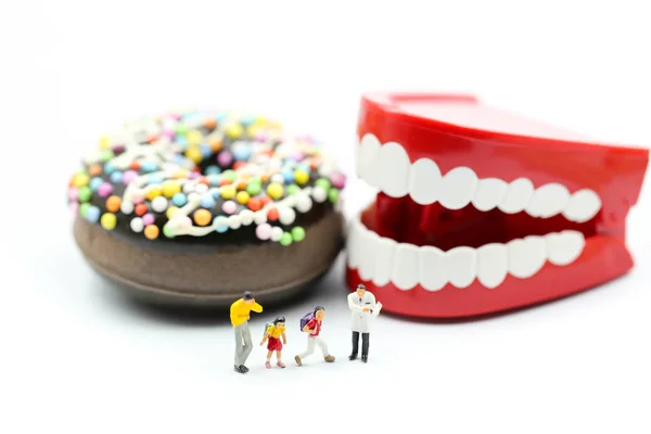 Personas en miniatura: Doctor dentista habla de estudiante y niño — Foto de Stock