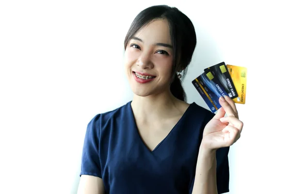 Portre Asya elinde kredi kartı ile kadın gülümseyen, ha mutlu — Stok fotoğraf