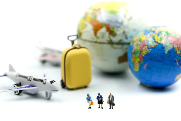 Personas en miniatura: viajero con avión, para viajar alrededor del — Foto de Stock