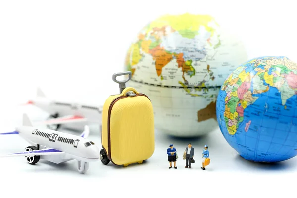 Personas en miniatura: viajero con avión, para viajar alrededor del — Foto de Stock